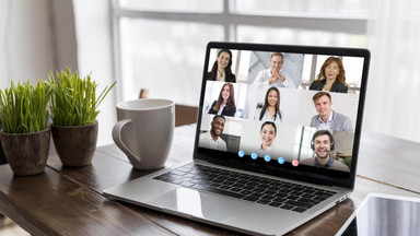 Online-Veranstaltung. Die TeilnehmerInnen sind auf dem Laptopbildschrim zu sehen.