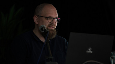 Julian Rohlfing während seines Vortrags am Stehpult. Julian Rohlfing während seines Vortrags am Stehpult.