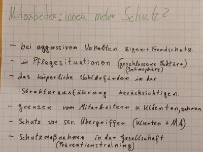 Sichtbarmachen: Ein Flipchart aus dem Workshop mit Ellen Romberg-Hoffmann/Titel: In welchen Bereichen brauchen Bewohner*innen und Mitarbeiter*innen mehr Schutz? 