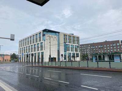 Ein Foto der University of Helsinki, wo Lea Voitel Social Services studiert, ist ein graues Gebäude aus Beton und Glas