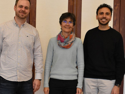 Gruppenfoto der stehenden Referent*innen/alle lächeln: Timo Krasemann, Männerberater für Menschen mit Behinderungen und Deeskalationstrainer. In der Mitte, Martina Steinke. Referentin für juristische Fragen beim KSL.Münster. Rechts, Maher Seger – Referent für strukturelle Beratung beim KSL.Münster.