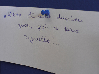 Ein Beispiel eines Beitrags von Gewalt auf der Arbeit: „Wenn du nicht duschen gehst, gibt es keine Zigarette!“