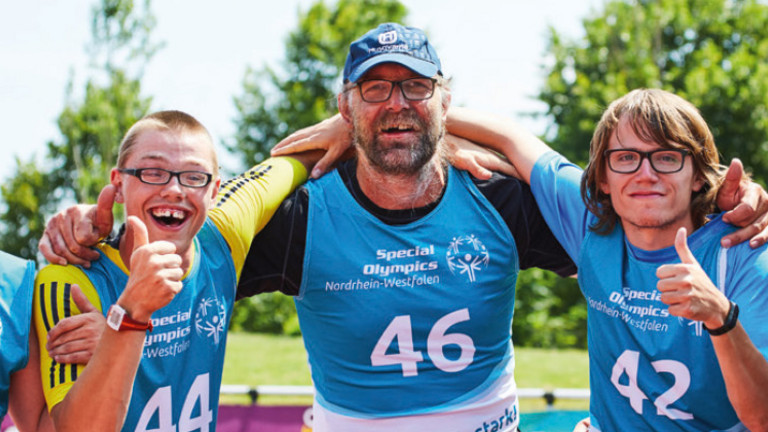 Eine Gruppe von Sportlern posiert fröhlich für ein Foto
