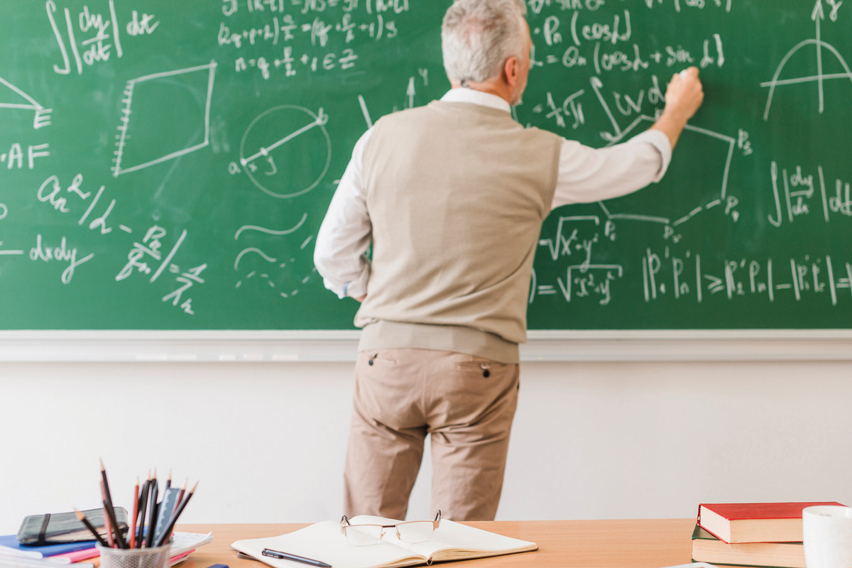 Lehrer beschreibt Klassentafel